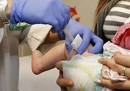 Un bebé recibe una vacuna, en una imagen de archivo.