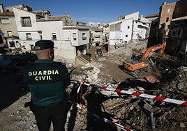Un agente de la Guardia Civil inspecciona las labores de búsqueda y limpieza en Letur, este martes.