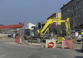Máquinas y operarios trabajando ayer en las obras de la calle Picos de Europa de Nueva Cartagena.