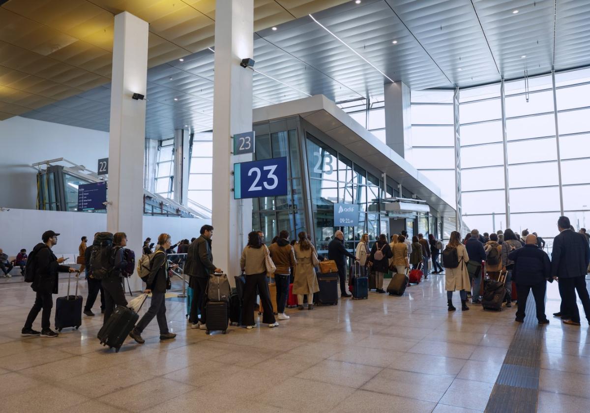 Pasajeros hacen cola para embarcar en un tren de alta velocidad en el nuevo vestíbulo de la estación de Chamartín, ayer.