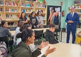 Alumnos tutores y tutorizados del IES Miguel Espinosa, con el director del centro y el consejero Marín.