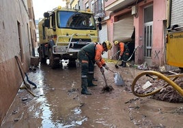 Voluntarios del dispositivo de ayuda de la Región de Murcia trabajan en Paiporta.