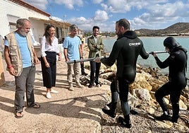 Los submarinistas extraen la última pieza del pecio para su traslado al Museo de Arqueología Subacuática de Cartagena.