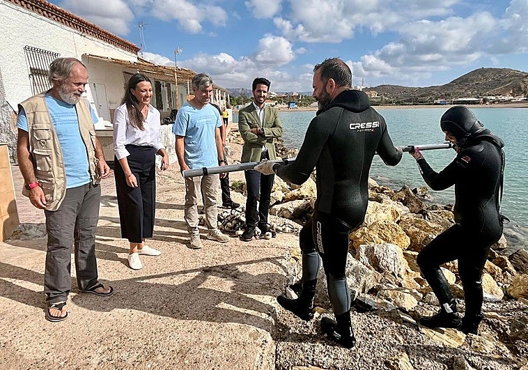 Los submarinistas extraen la última pieza del pecio para su traslado al Museo de Arqueología Subacuática de Cartagena.