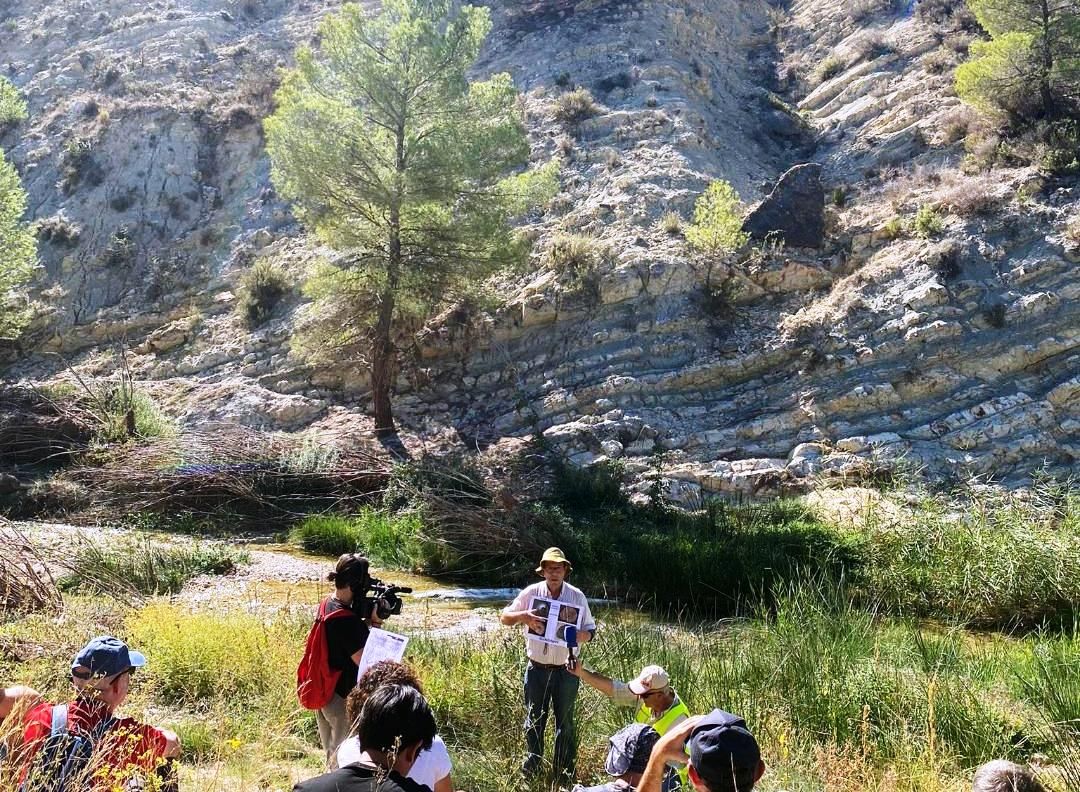 Visita al cauce del río Argos en octubre de 2023 para ver la sección de estratos del Cretácico inferior.