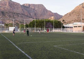 Un grupo de deportistas juegan al fútbol en el campo de césped artificial del Palacio del Agua.