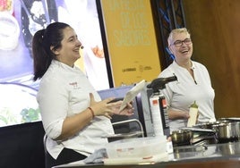 María Gómez, junto a Eva, madre de su jefe de cocina, este viernes en Región de Murcia Gastronómica.