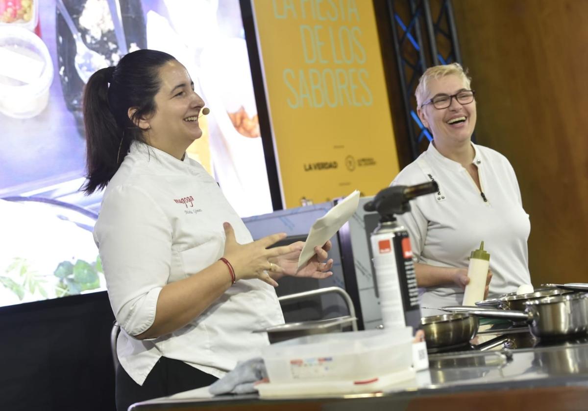 María Gómez, junto a Eva, madre de su jefe de cocina, este viernes en Región de Murcia Gastronómica.