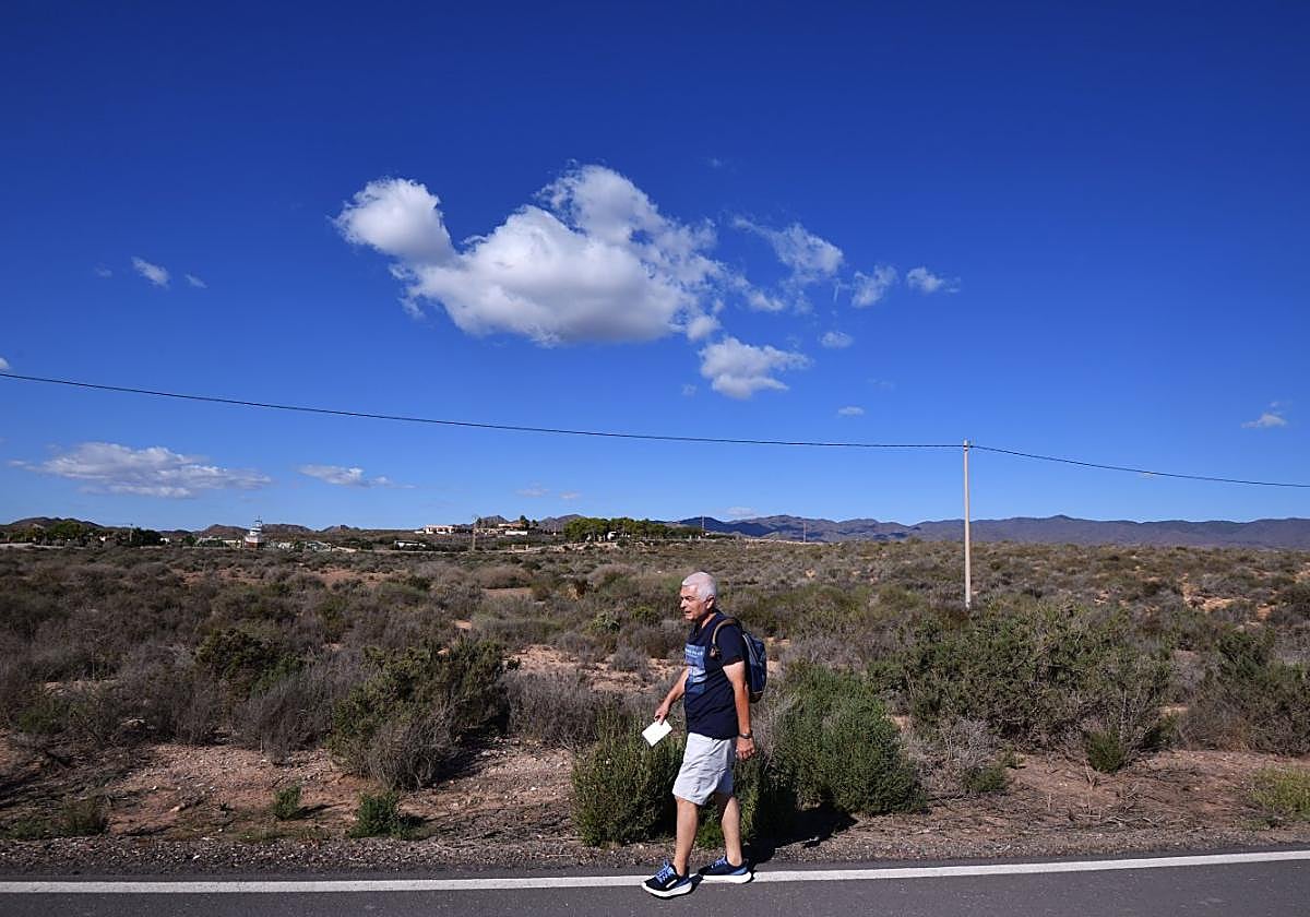 Sebas recorre los bordes del camino del Sombrerico en busca de tortugas vivas o víctimas de atropellos.