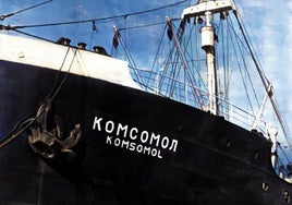 El mítico barco 'Komsomol', el 15 de octubre de 1936 en Cartagena, descargando los primeros T-26.