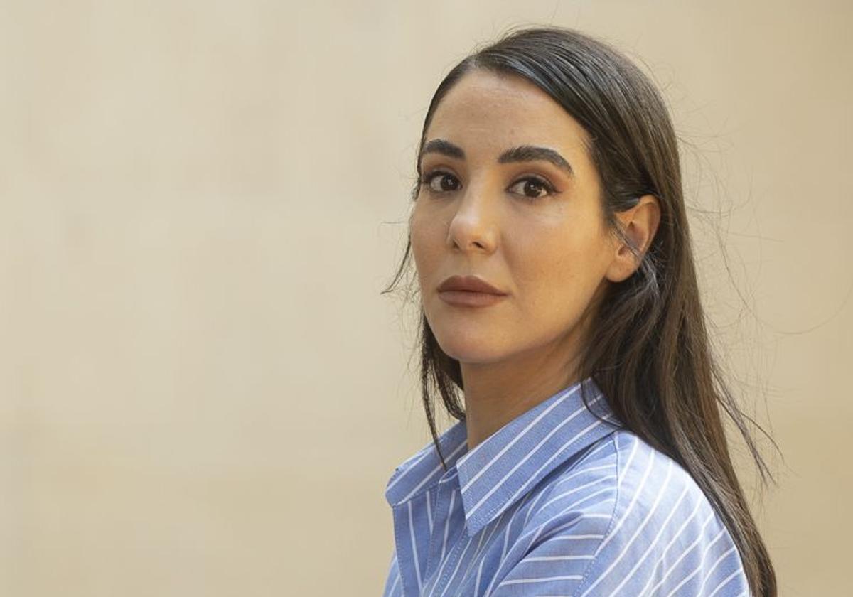 La arquitecta e ingeniera Cristina Navarro, en el exterior del Auditorio Víctor Villega.