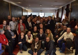 Afectados por la devolución de las ayudas durante su encierro en el Ayuntamiento, en una imagen de archivo.