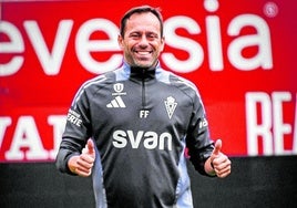 Fran Fernández, entrenador del Real Murcia, sonriente en un entrenamiento en el Enrique Roca.