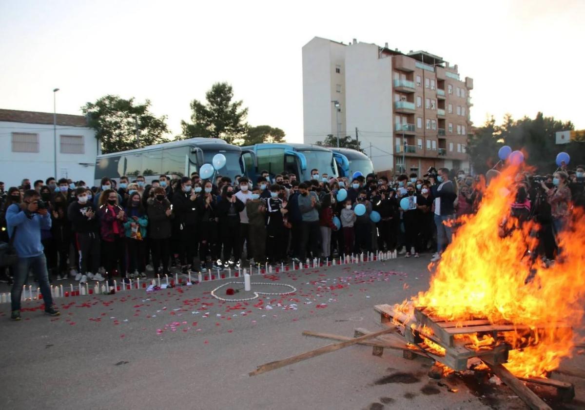 Concentración en las calles de Jumilla de familiares y amigos de Kevin Morales tras su crimen en 2021.