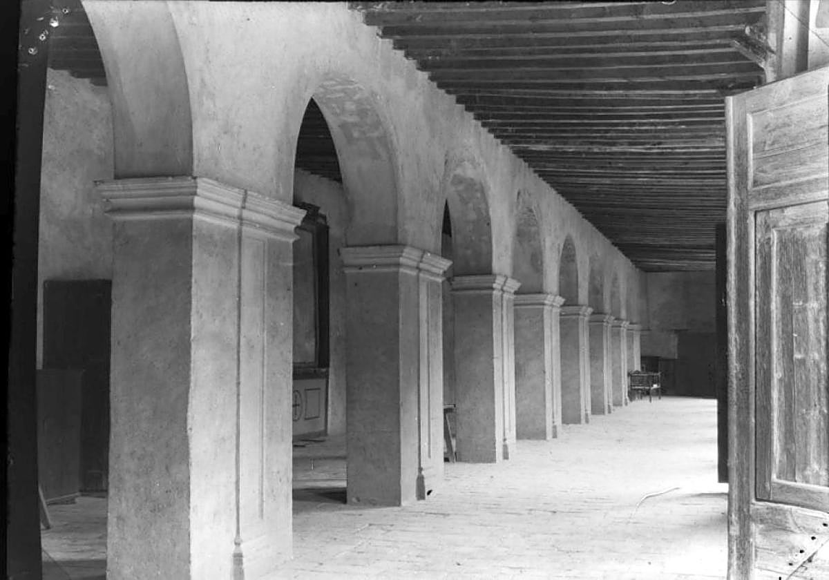 Inédita. Fotografía del fondo Crespo del antiguo claustro de La Anunciata murciana.