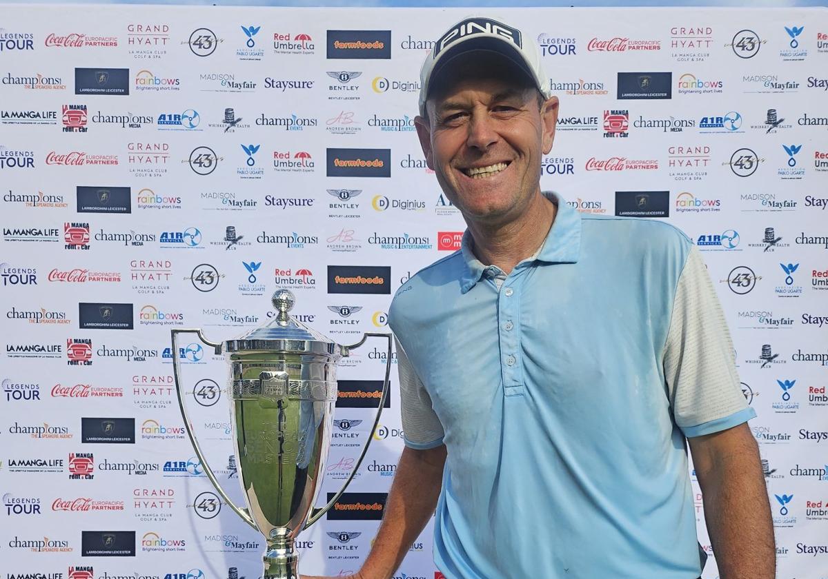 Simon Griffiths junto a su copa de ganador.