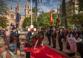 Momento en que el alcalde, Eduardo Dolón, y miembros de la Royal British Legion depositan una corona de flores sobre un altar ubicado en plena plaza de la Constitución.