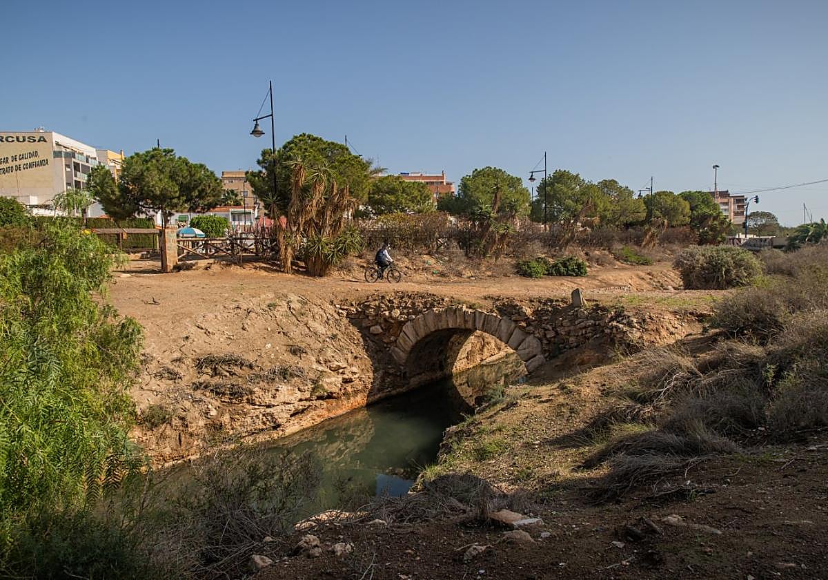 Un ciclista pasa junto al «puente del siglo XV», también conocido como de los Reyes Católicos .