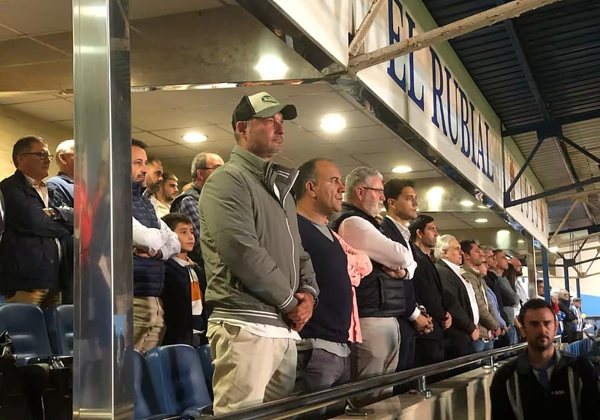 Javier Recio (con gorra) y Rafa Cascallana, hace unos días en el palco de El Rubial, donde siguieron el partido de Copa del Rey entre el Águilas y el Castellón.