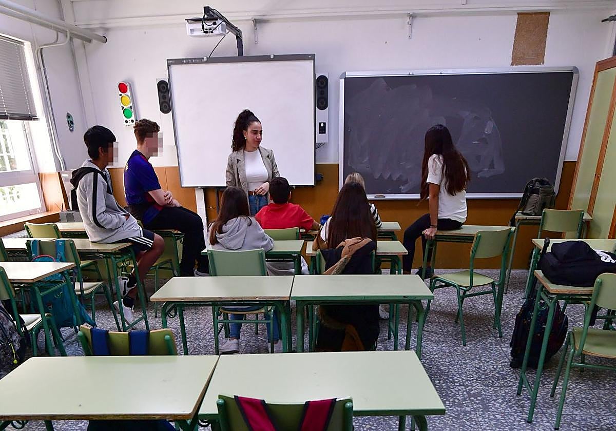 Alumnos del IES Alfonso X en el 'aula de convivencia positiva' con una profesional de orientación.