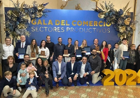 Foto de los organizadores de la Gala del Comercio junto a los gerentes y familiares de los establecimientos premiados.