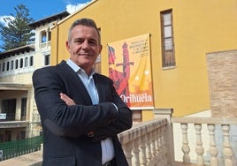 Enrique Riquelme, este lunes, en las escaleras del Pozo de Cremós, junto al Museo de la Reconquista y sede de la Asociación de Moros y Cristianos.