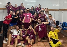 Las jugadoras del Mazarrón Féminas celebrando su primer triunfo de la temporada, ante el Molina (2-0), el pasado 20 de octubre en el vestuario local del campo municipal Pedro Méndez.