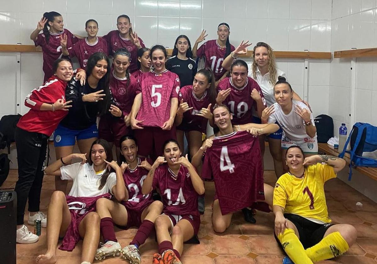 Las jugadoras del Mazarrón Féminas celebrando su primer triunfo de la temporada, ante el Molina (2-0), el pasado 20 de octubre en el vestuario local del campo municipal Pedro Méndez.