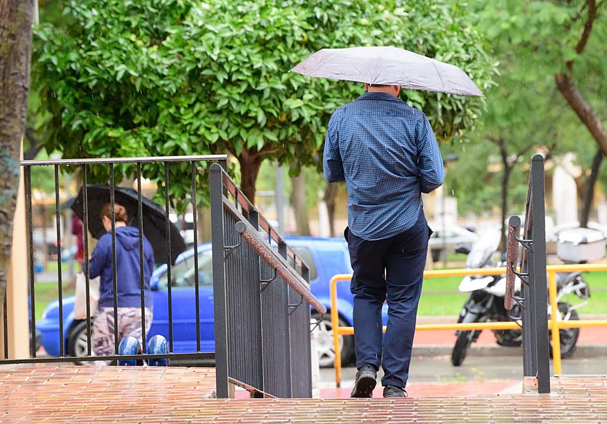 Un hombre se protege de la lluvia con un paraguas en Murcia, en una imagen de archivo.