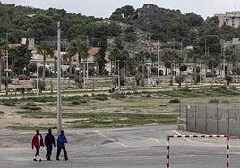 Tres hombres pasean por la zona de la Rambla, en donde hay proyectado un gran parque y 1.700 viviendas del promotor Tomás Olivo.