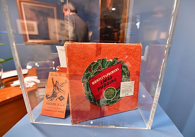 En una caja de pasteles inglesa. Los 1.131 negativos y 33 fotos positivadas fueron donadas por Guadalupe Ríos tal y como se las entregó Ginesa Aroca.