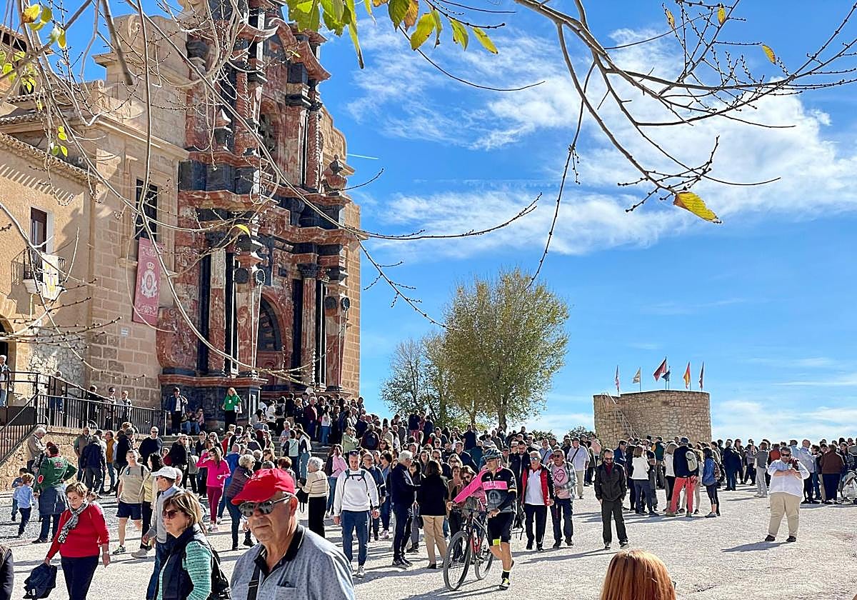 Peregrinos en la Basílica de la Vera Cruz.