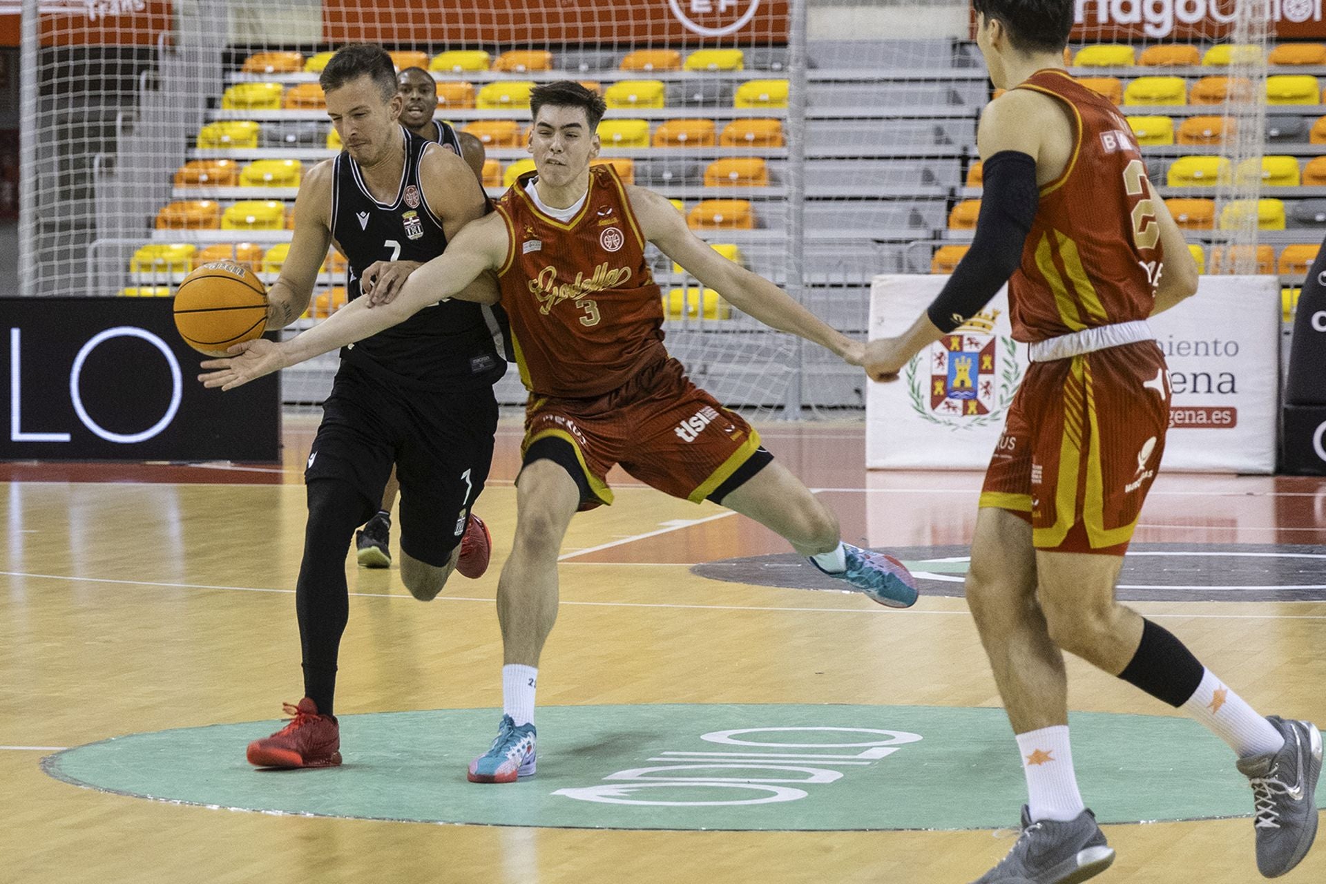 El Godella paga los platos rotos del Cebé (102-66)