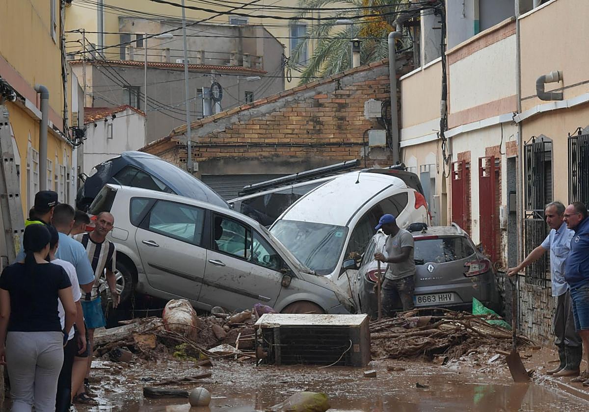 Coches y enseres apilados donde se produjo el tapón de la calle San Nicolás en septiembre de 2022.