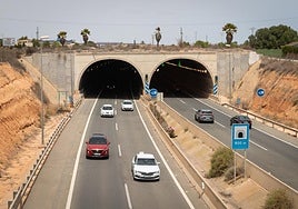 Coches circulan por el túnel de Pilar de la Horadada, en una imagen de archivo.