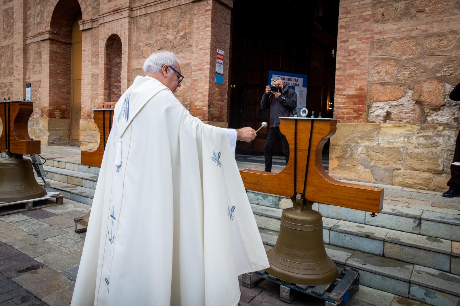 Las imágenes del regreso de las campanas «de las horas» a la iglesia de la Inmaculada de Torrevieja