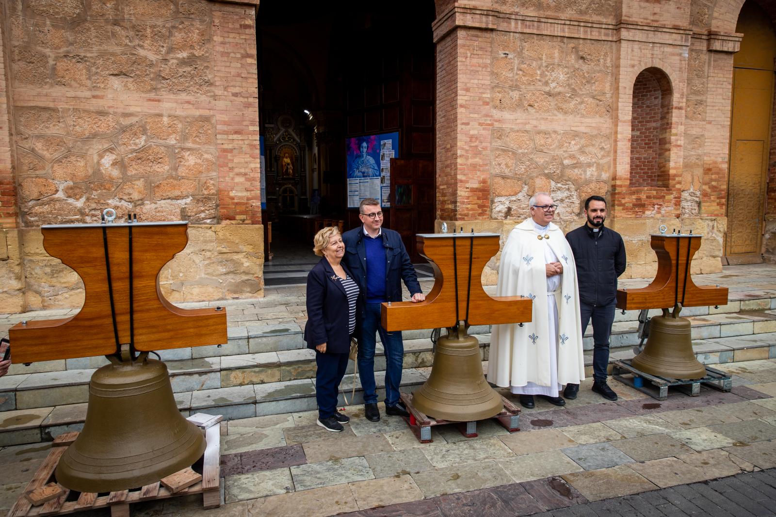 Las imágenes del regreso de las campanas «de las horas» a la iglesia de la Inmaculada de Torrevieja