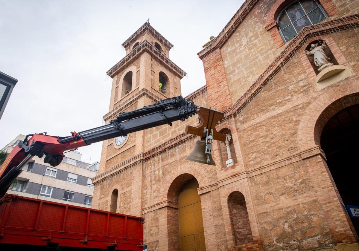 Las imágenes del regreso de las campanas «de las horas» a la iglesia de la Inmaculada de Torrevieja