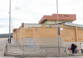 Varias mujeres esperan en el CEIP Aníbal de Los Mateos.