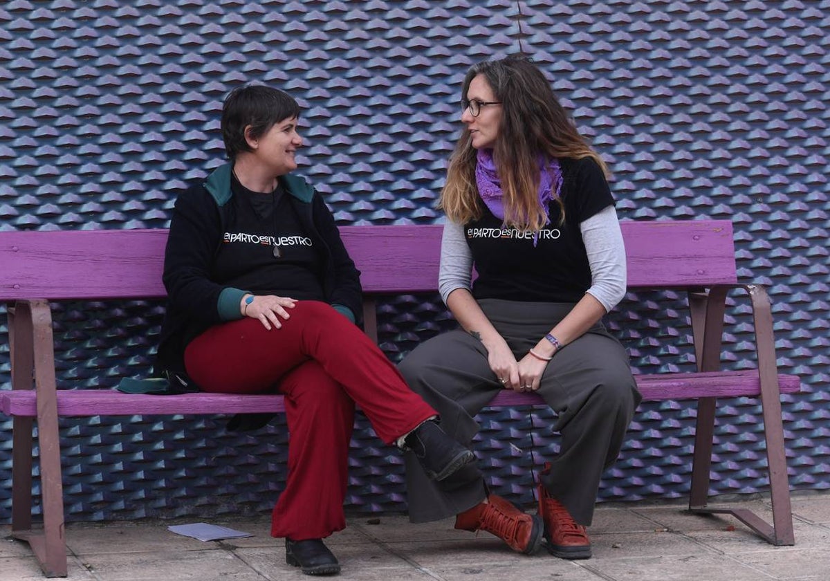 Isabel Ardil y Silvia Marte, ayer en el centro municipal de Vistabella, en Murcia.