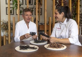 Clemente Gómez y su hija María, seleccionando algas en el restaurante.