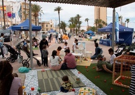 Familias con hijos participan en una de las actividades de 'Family Hub'.