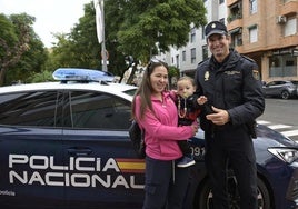 Cristina Aguado Hernández y su hijo junto con el agente Juan José Martínez.