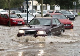 Los coches circulan entre el agua, en una imagen de archivo