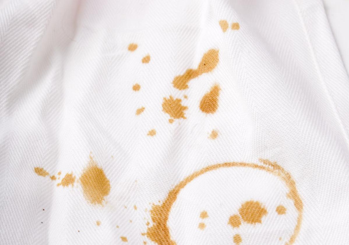 El truco más efectivo para repeler las manchas del cuello de tus camisas y camisetas