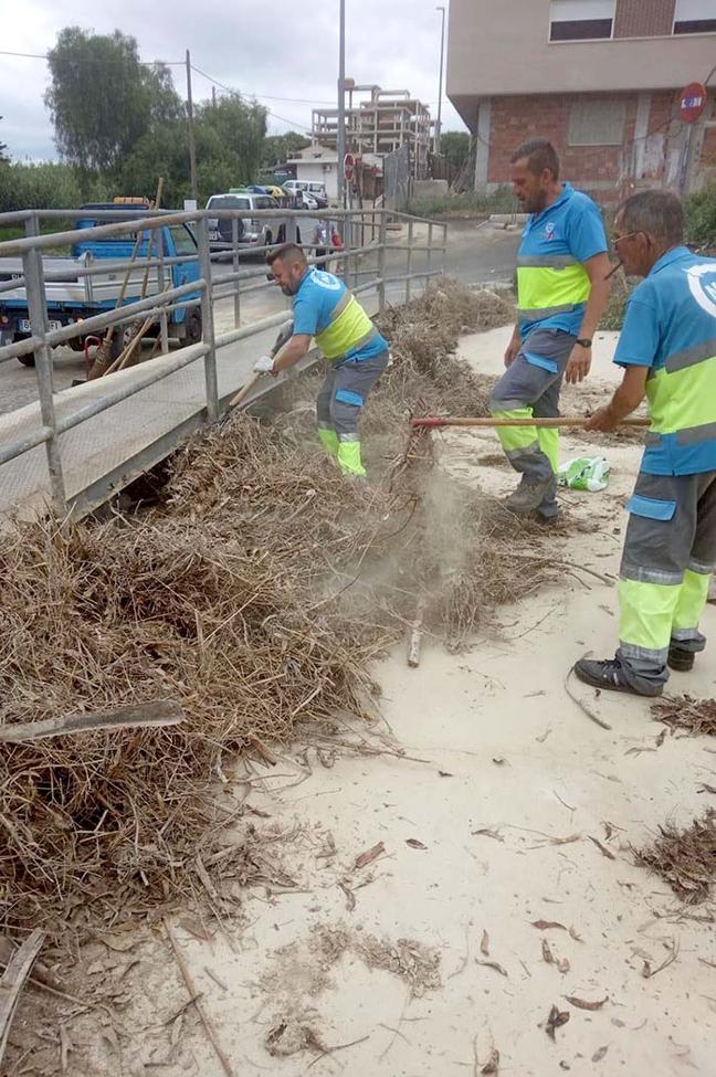Brigadas municipales limpiando una rambla en Murcia.