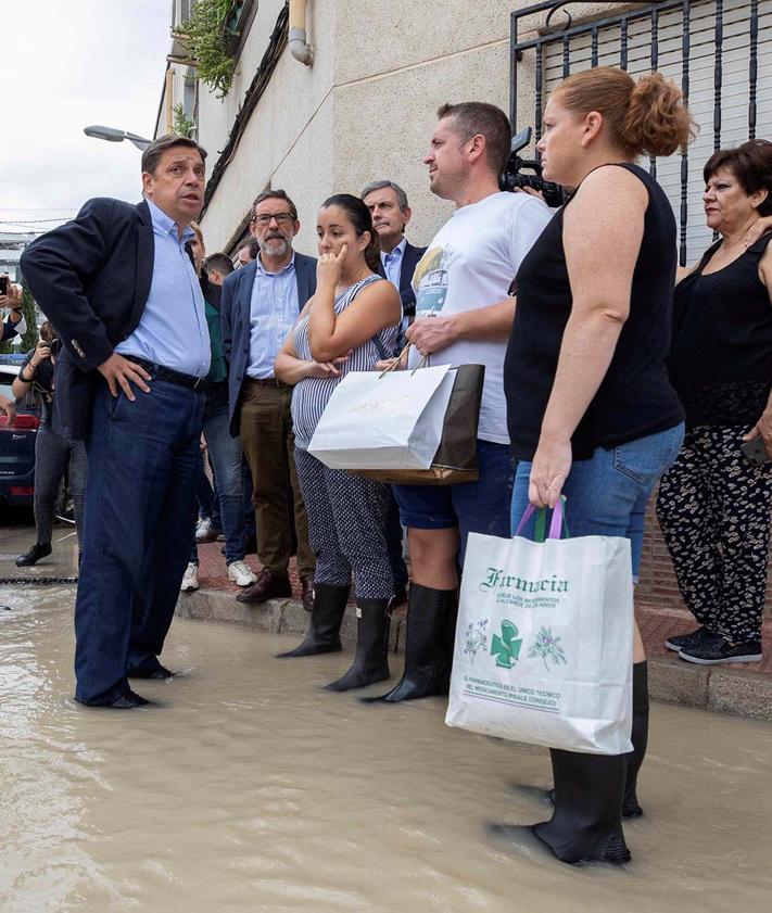 Imagen secundaria 2 - Visita a los Alcázares del presidente del Gobierno de Pedro Sánchez y los ministros de interior y Agricultura, Marlasca y Planas, acompañados del presidente de la Región de Murcia, Fernando López Miras.