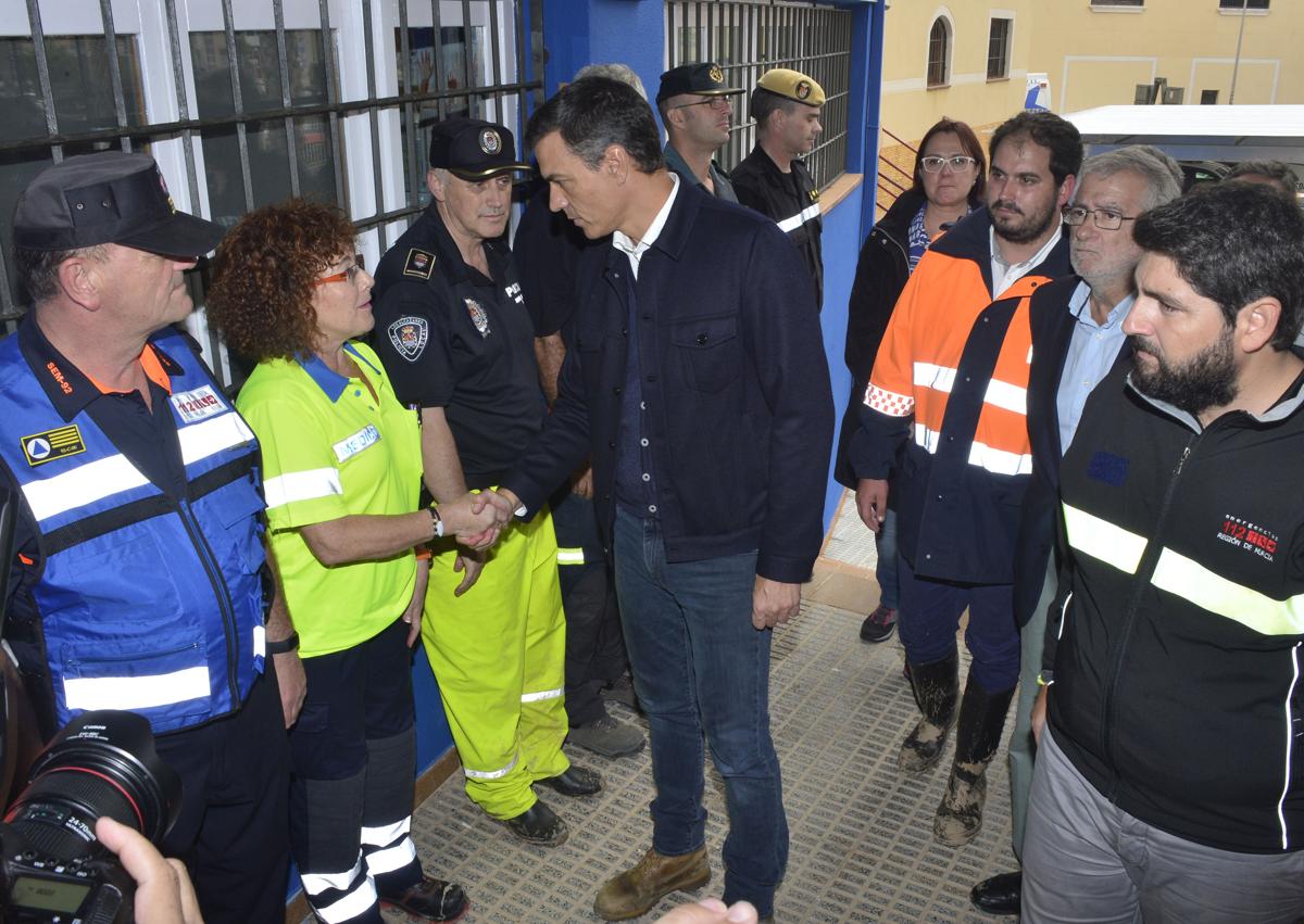 Imagen secundaria 1 - Visita a los Alcázares del presidente del Gobierno de Pedro Sánchez y los ministros de interior y Agricultura, Marlasca y Planas, acompañados del presidente de la Región de Murcia, Fernando López Miras.