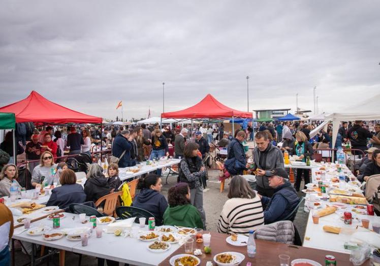 Multitud congregada en el parque Antonio Soria para la celebración del concurso de paellas.