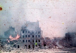 Foto de Agfacolor en agosto de 1944, tomada en Varsovia, en el mercado del casco antiguo, en la lucha de los polacos contra los nazis, en el llamado Levantamiento de Varsovia.